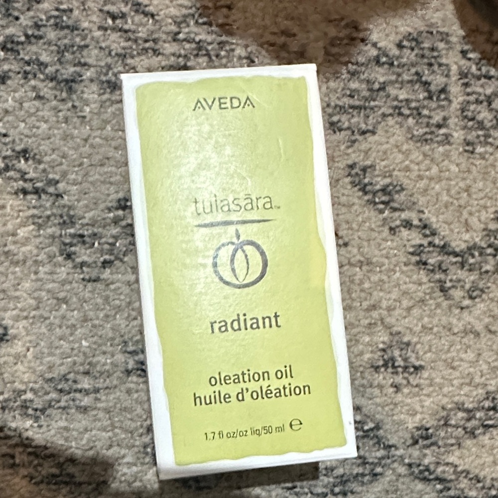 Aveda Tulasāra Radiant Oleation Oil in White and Green
